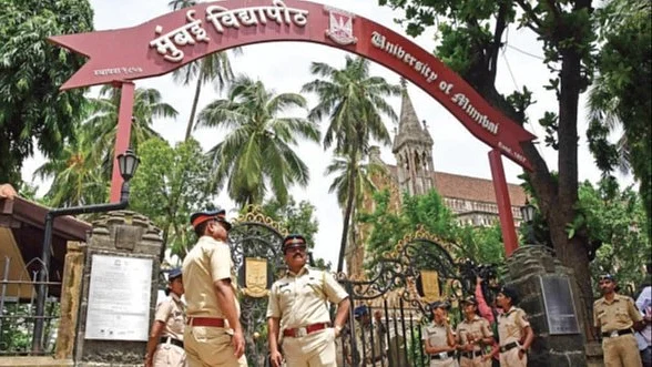 Mumbai police stationed outside the Mumbai University campus, 18 August (Photo: Getty Images)