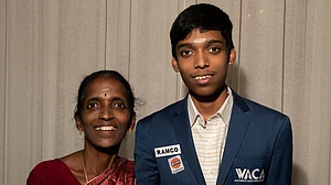 R. Praggnanandhaa with his mother (Photo: Twitter/ @rpragchess)