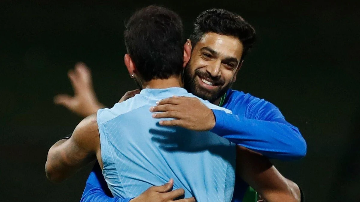 Virat Kohli and Haris Rauf share a warm exchange during a practice session before the India-Pakistan game in Asia Cup 2023. (photo: @mufaddal_vohra/ X)