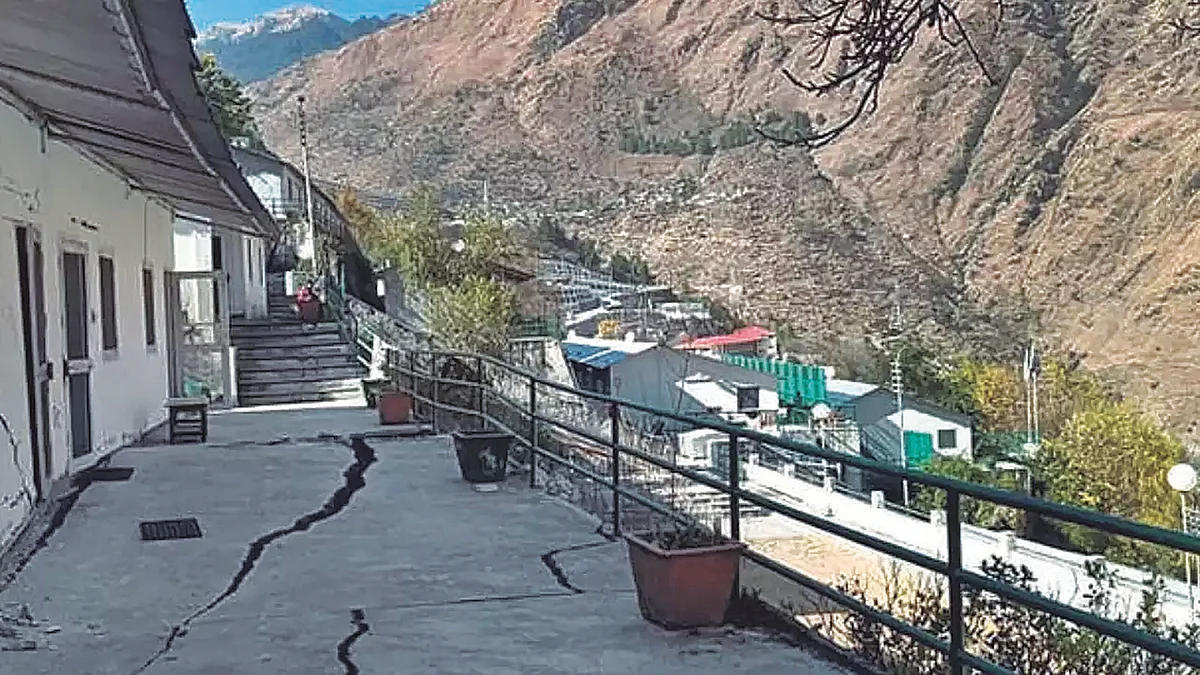 Indian authorities have evacuated hundreds of people from their homes in a northern Himalayan town. (photo: DW)