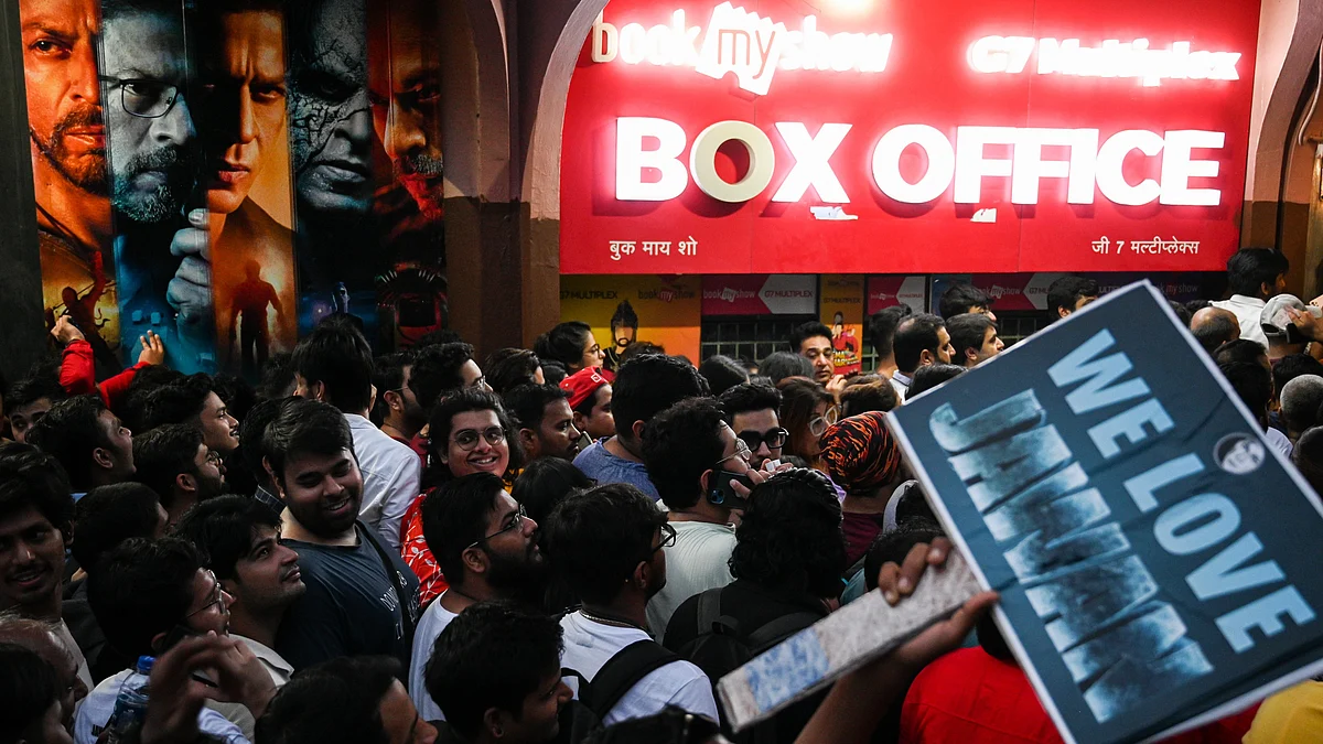 Fans line up for Shah Rukh Khan's 'Jawan' premiere in Mumbai (photo: Sankhadeep Banerjee/NurPhoto via Getty Images)