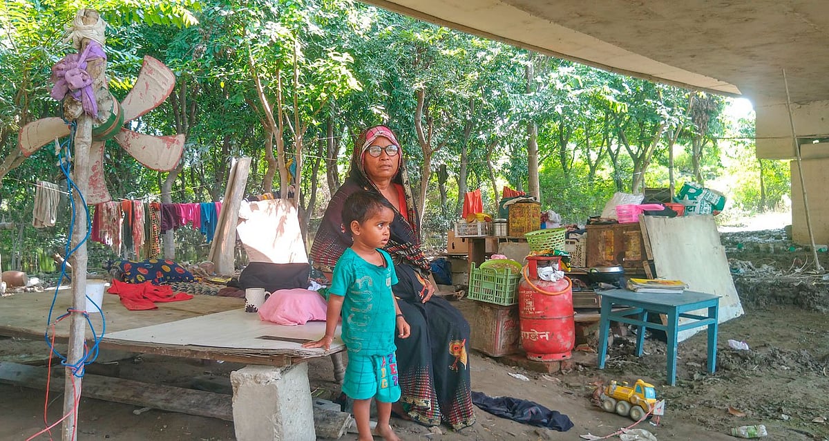 Shanti Devi taking care of her grandsons while the family is away looking for work (photo: Shalini Singh for PARI)