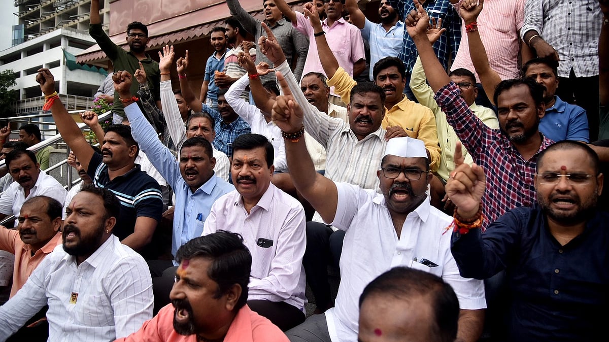 Workers from APMC Market of the Maratha Samaj protest against the Jalna lathi charge on Maratha agitators (photo: Getty Images)