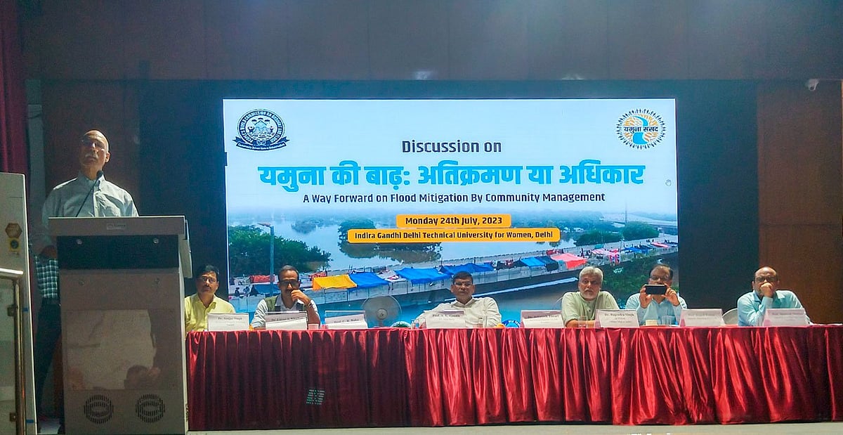 Experts including Professor A.K. Gosain (at podium) and Rajendra Singh (‘Waterman of India’) slammed authorities for the flood and ensuing destruction at a discussion organised by Yamuna Sansad (photo: Shalini Singh for PARI)