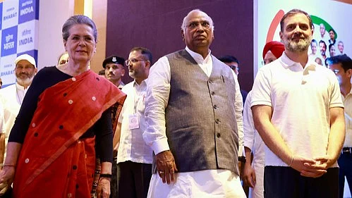 Congress leaders Sonia Gandhi (left), Mallikarjun Kharge (middle), and Rahul Gandhi (right) in a party meeting (photo: IANS)