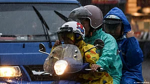 Typhoon Haikui batters Taiwan with heavy rain