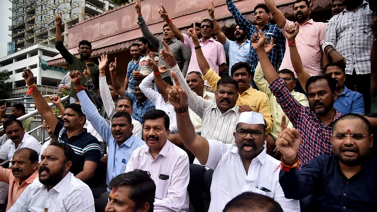 Workers from APMC Market of the Maratha Samaj protest against Jalna administration and police over lathi charge on agitators sitting in hunger strike to demand Maratha reservation (photo: Getty Images)