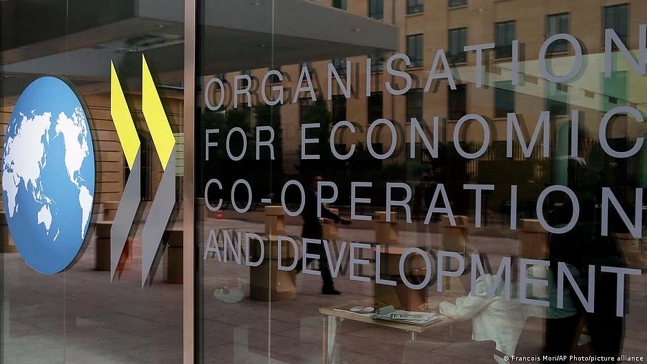 The OECD has revised down several indicators of the global economy, marking increased pessimism for 2024 (photo: Francois Mori/AP Photo/picture alliance via DW)