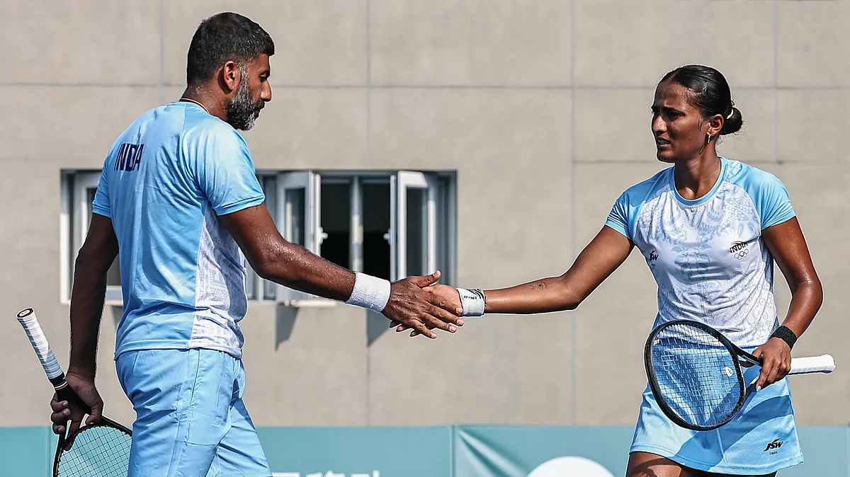 Rohan Bopanna and Rutuja Bhosale during their mixed doubles final on way to gold. (Photo Courtesy: Asian Games website)