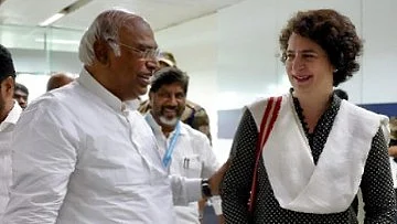 With 48 hrs left for campaigning, Congress intensifies Telangana campaign with leaders Kharge and Priyanka Gandhi Vadra addressing key public meetings(photo: IANS)