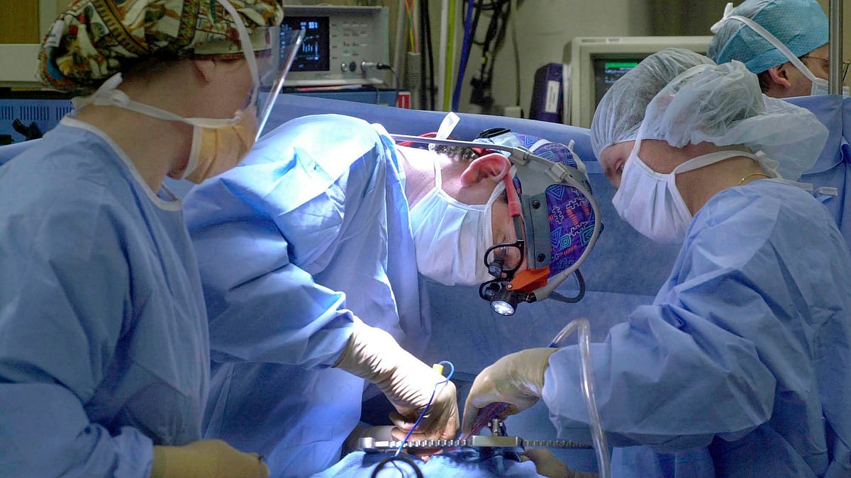 Representative image of doctors performing surgery (photo: Portland Press Herald via Getty Images)