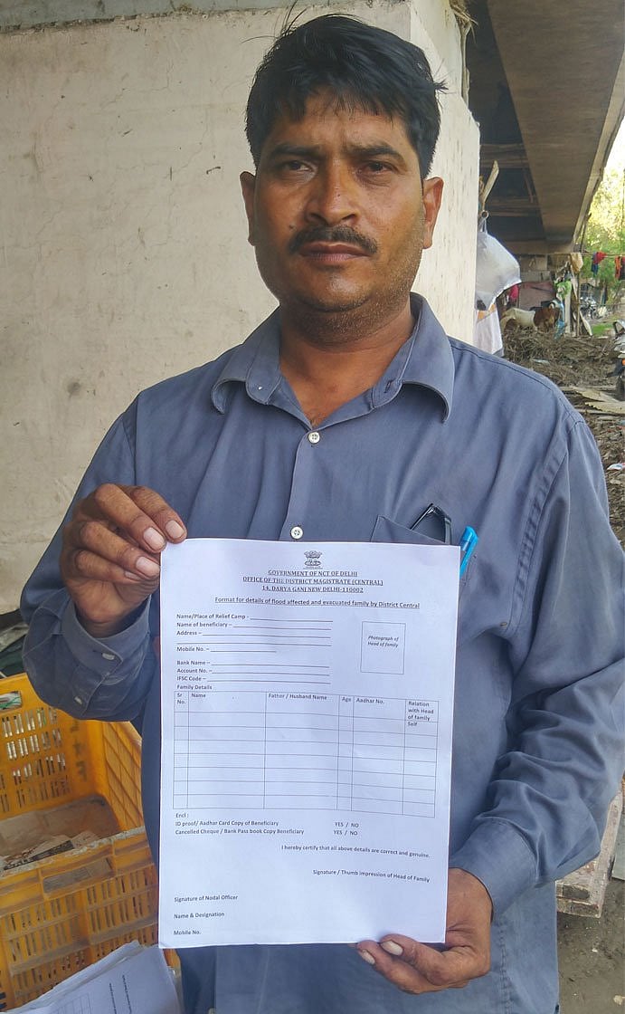 Hiralal says the flood relief paperwork doesn’t end and the relief of Rs 10,000 for each affected family is paltry, given their losses of over Rs. 50,000 (photo: Shalini Singh for PARI)