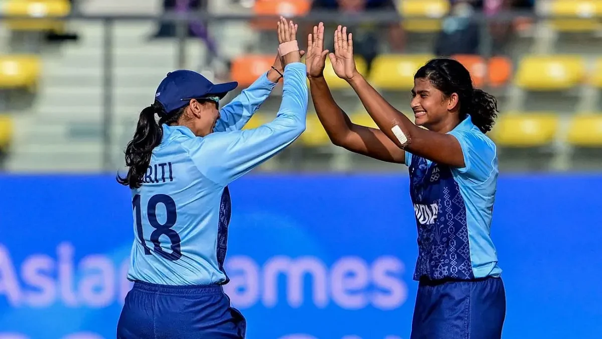 Smriti Mandhana (left) congratulating Titas Sadhu after one of her scalps in Asian Games final (photo: Getty Images)