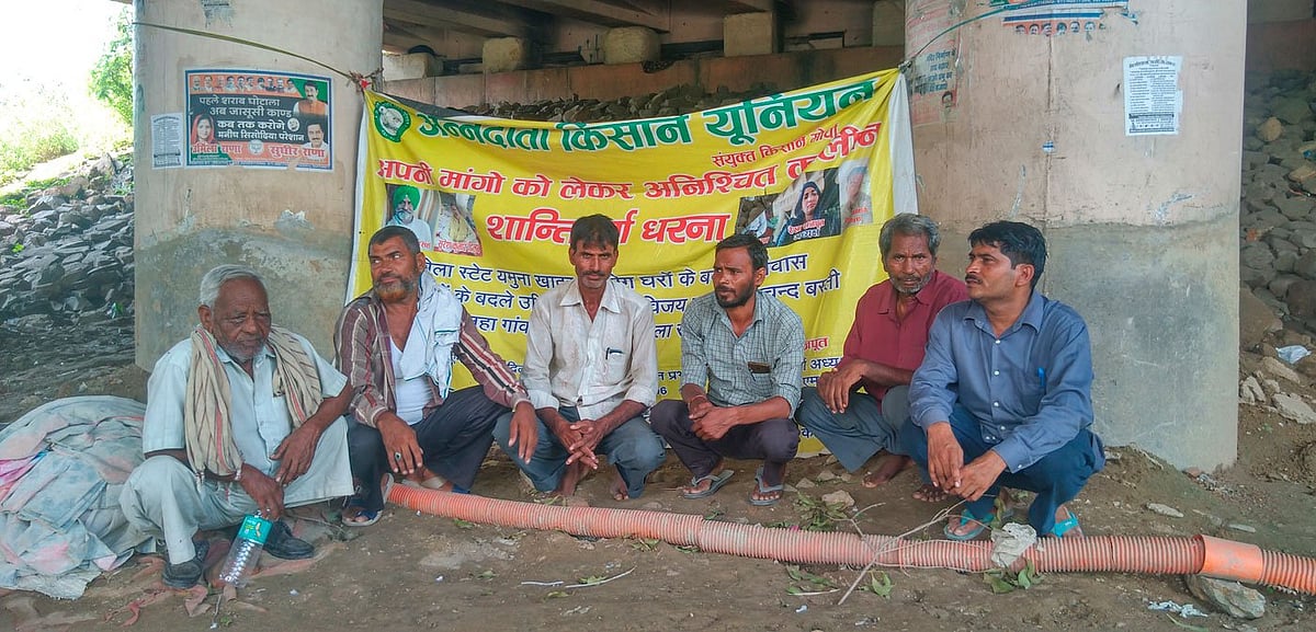 Several families in Bela Estate, including Hiralal and Kamal Lal (third from right), have been protesting since April 2022 against their eviction from the land they cultivated and which local authorities are eyeing for a biodiversity park (photo: Shalini Singh for PARI)