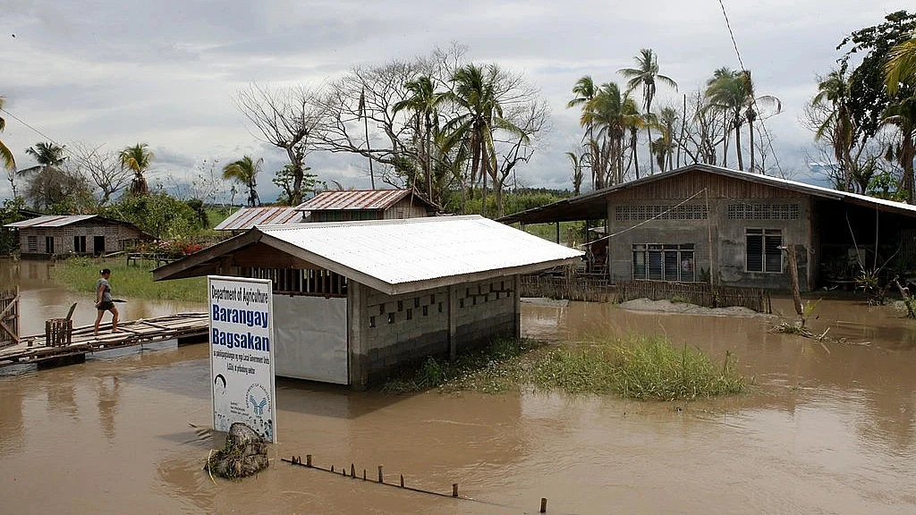 Philippines battles nature's fury as flooding persists in Philippines, leaving hundreds of thousands displaced. (Photo: Jeoffrey Maitem/Getty Images)