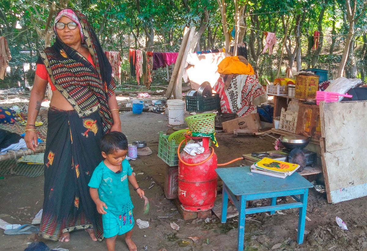 Shanti Devi recalls watching helplessly as 25 kg of wheat, clothes and children’s school books were taken away by the flood (photo: Shalini Singh for PARI)