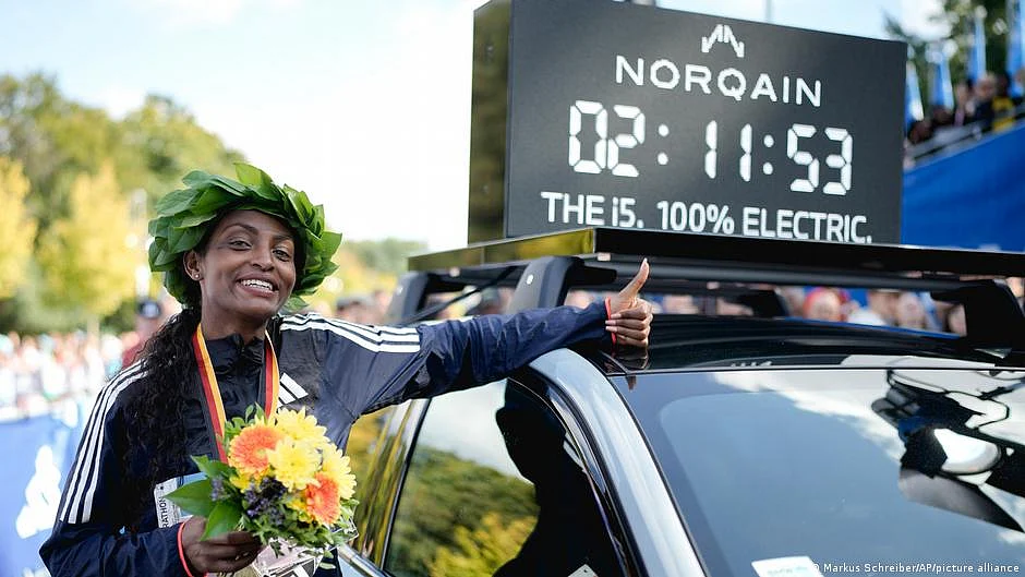 Assefa started the marathon with a blistering pace and beat the previous record by more than two minutes (photo: Markus Schreiber/AP/picture alliance)