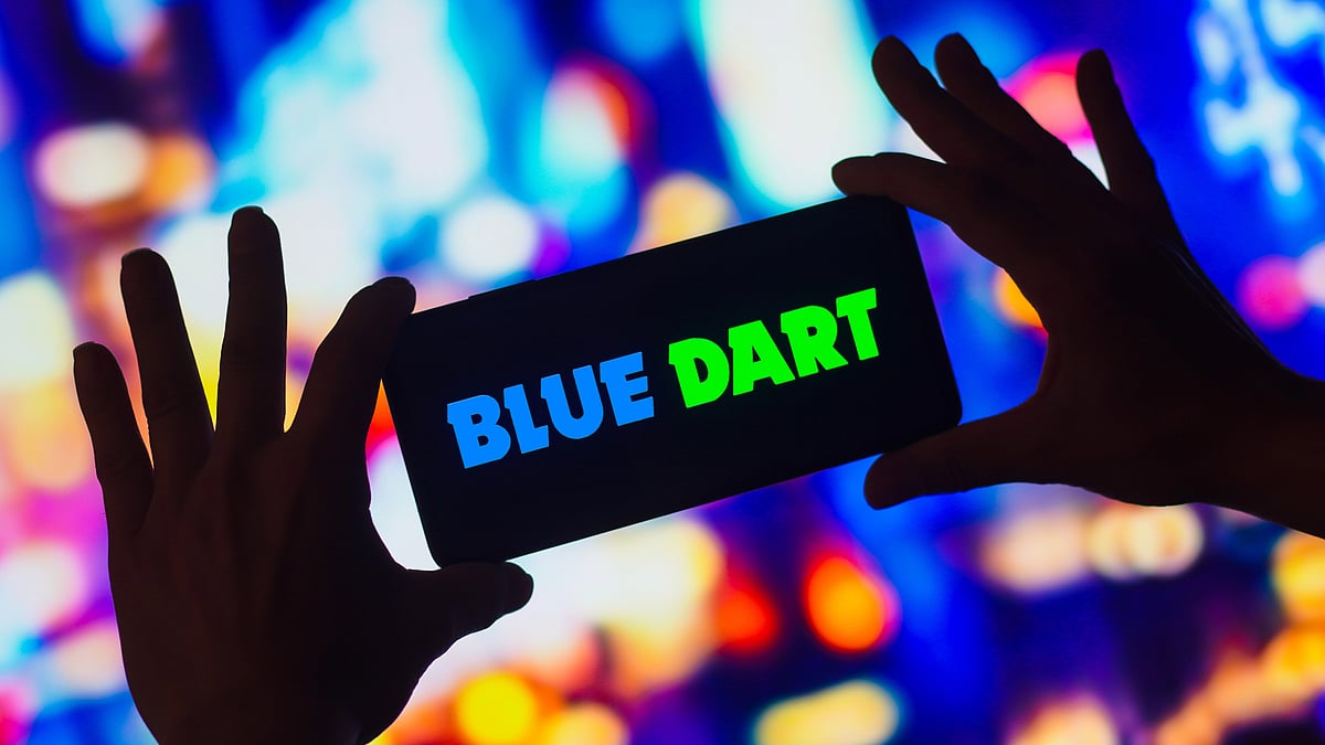 BRAZIL - 2022/11/23: In this photo illustration, the Blue Dart Express logo is displayed on a smartphone screen. (Photo Illustration by Rafael Henrique/SOPA Images/LightRocket via Getty Images)