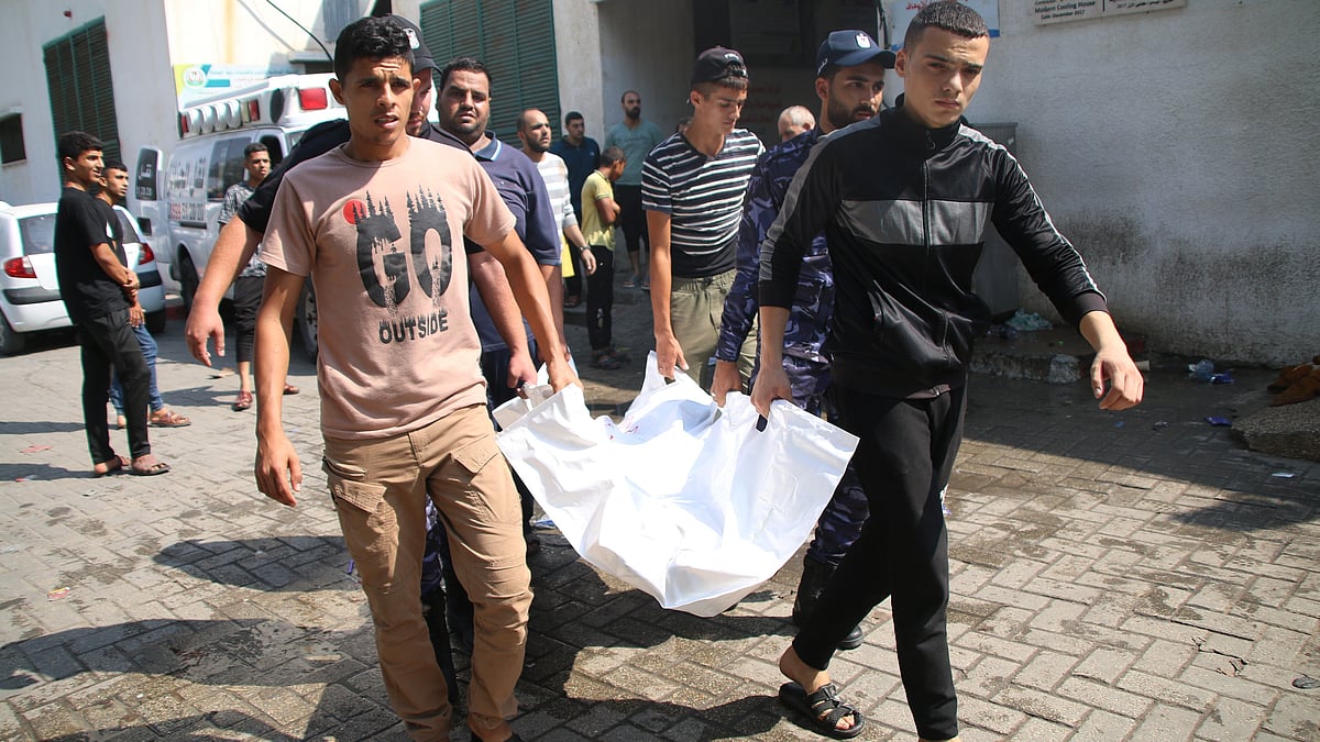 (Warning: image depicts death) The body of a Palestinian citizen is carried to a morgue at Al-Shifa Hospital before the bombing (photo: Getty Images)