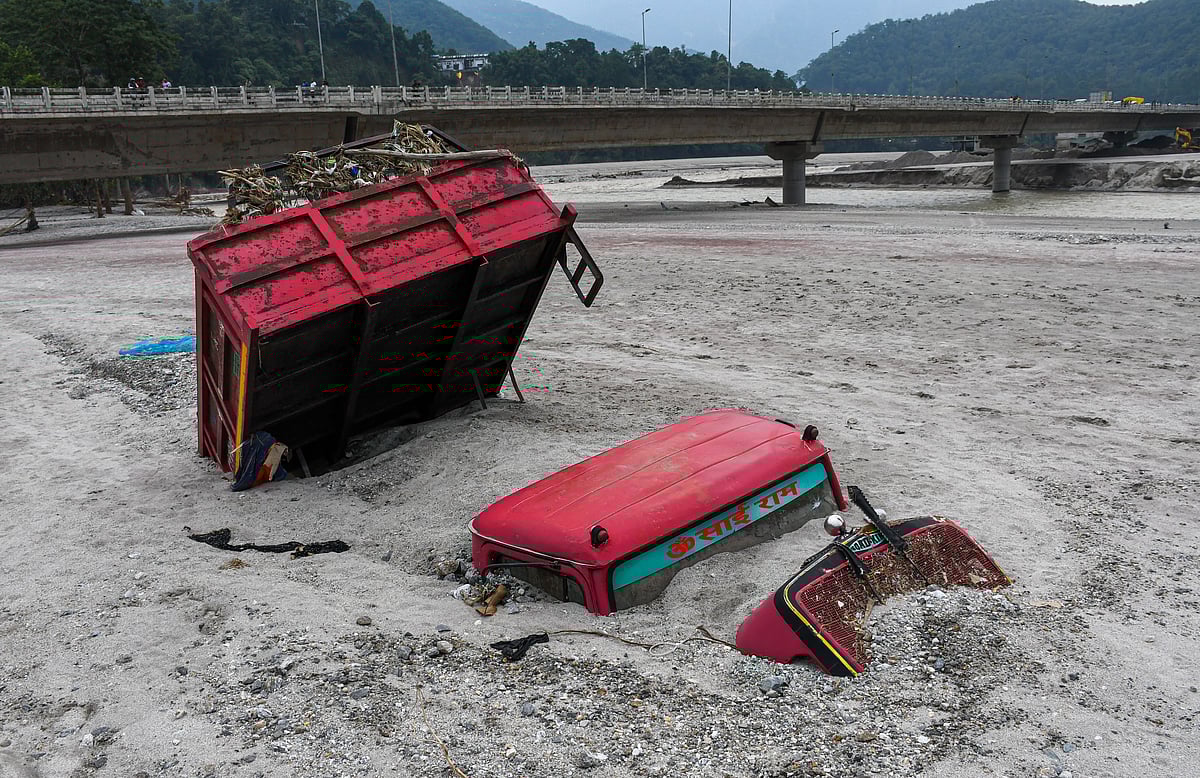 A vehicle submerged in mud along the Teesta (photo: Getty Images)