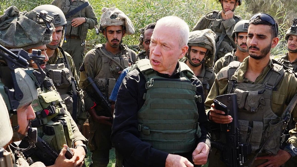 Israeli defence minister Yoav Gallant speaks to a soldier near the Gaza border (photo: Getty Images)