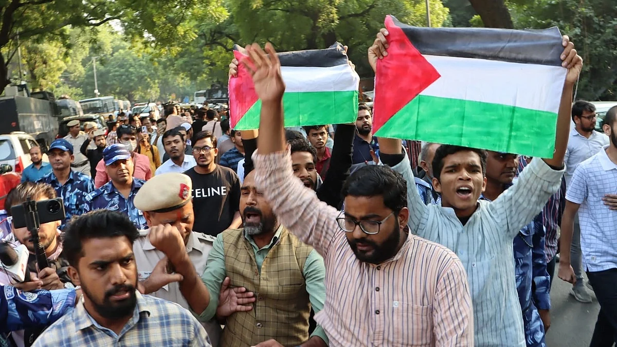 The demonstrators tried to march towards Jantar Mantar, raising slogans in favour of Palestine in Delhi. (photo: Vipin/National Herald)