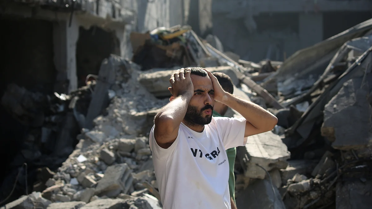 Palestinian citizens inspect damage to their homes caused by Israeli airstrikes (Photo Getty Images)