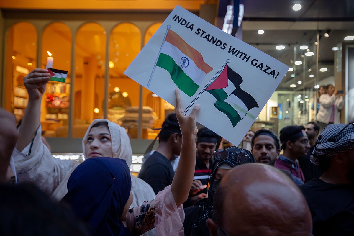 A protestor holds a placard on 16 October in Bengaluru, that reads "India stands with Gaza" (photo: Getty Images)