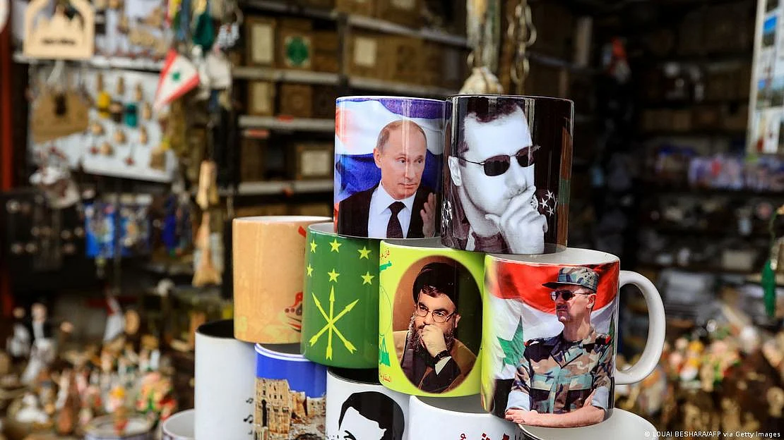 Hezbollah boss, Hassan Nasrallah, is depicted on a souvenir mug (central, in yellow) in a Syrian market (photo: LOUAI BESHARA/AFP via Getty Images via DW)