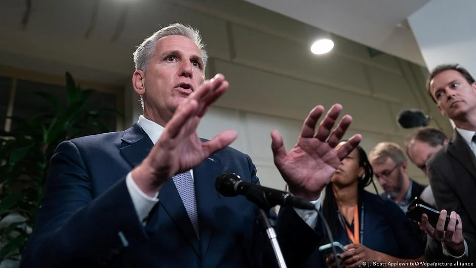 McCarthy struck over the weekend a deal with the Democrats to avoid a government shutdown, to the ire of many conservatives in his party
(photo: J. Scott Applewhite/AP/dpa/picture alliance via DW)