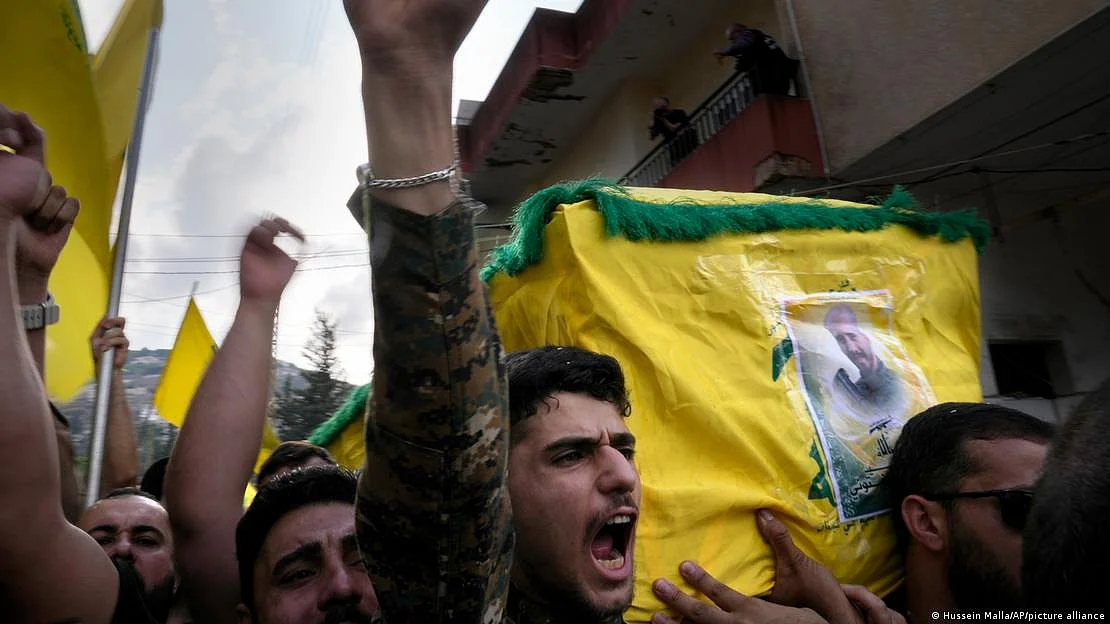 Hezbollah controls many of the Shiite-majority areas of LebanonI (photo: Hussein Malla/AP/picture alliance via DW)