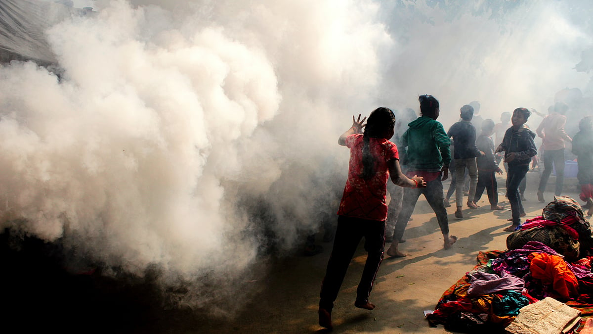 File photo of Municipal Corporation of Delhi workers fumigating a slum cluster as a precaution against the spread of dengue (photo: Getty Images)