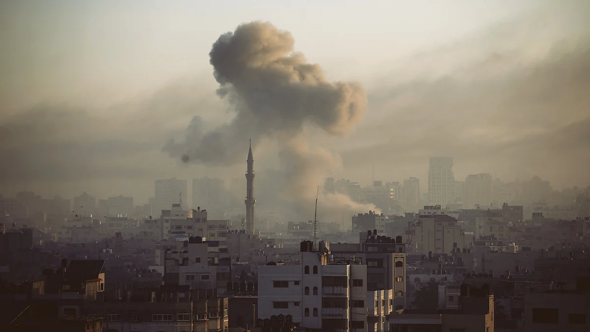 Smoke rises from Israeli air raids on Gaza City (photo: Getty Images)
