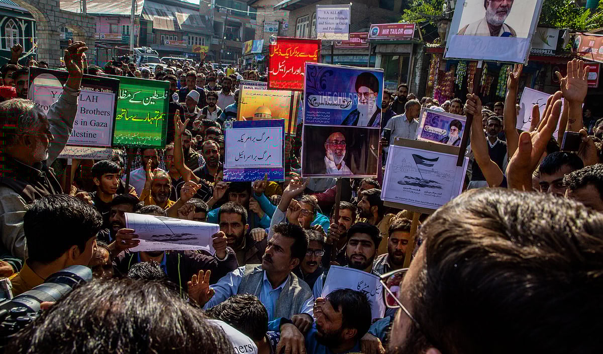 Another placard during the protest in Budgam reads: death to America, death to Israel (photo: Getty Images)