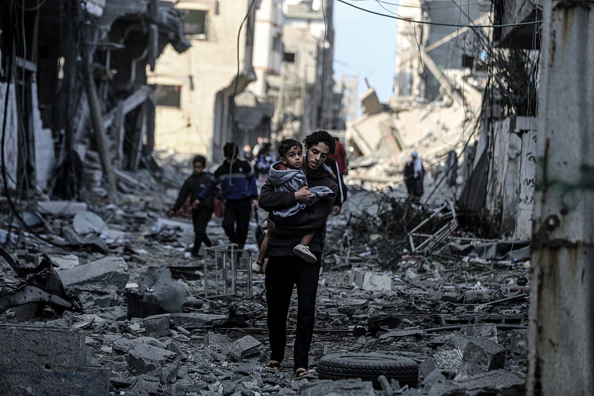 Palestinians carrying belongings flee to safer areas following Israeli bombardments on southern part of Gaza City, Tel al-Hawa neighborhood, Gaza (Photo: Getty Images)
