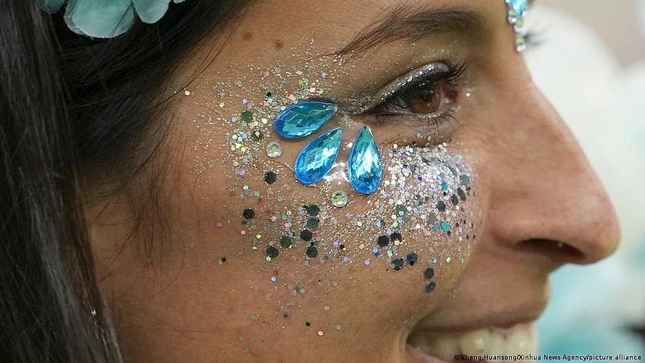 The ban covers various products with tiny, non-degrading synthetic polymer particles, including cosmetics, detergents, glitter, and more (photo: DW)