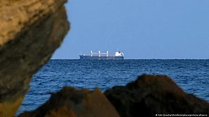 Ukraine: UK warns of Russian attacks on cargo ships