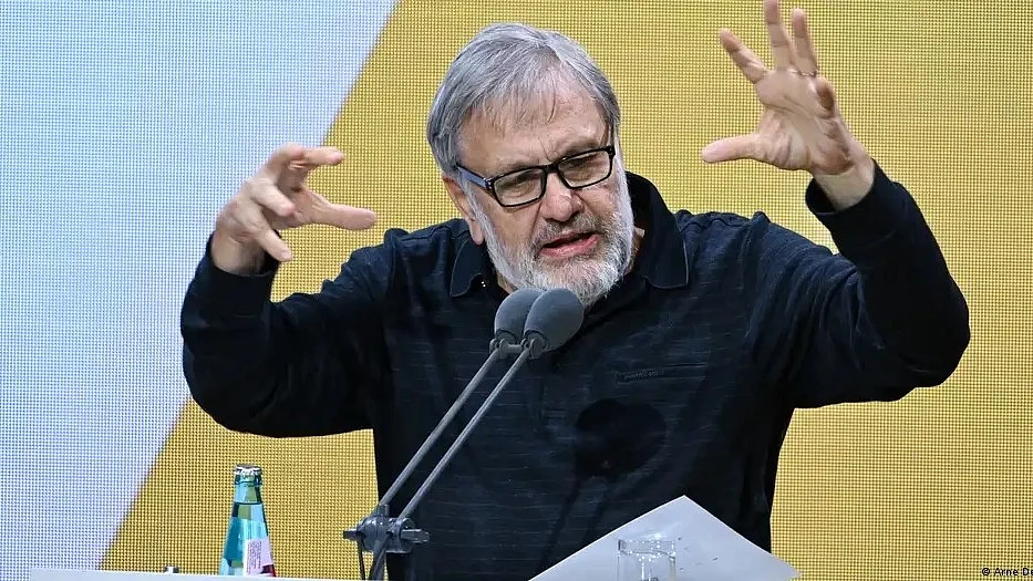 Slovenian philosopher Slavoj Zizek's speech on opening night caused audience walkouts; he was accused of relativizing the Hamas terrorist attacks (Photo: DW)