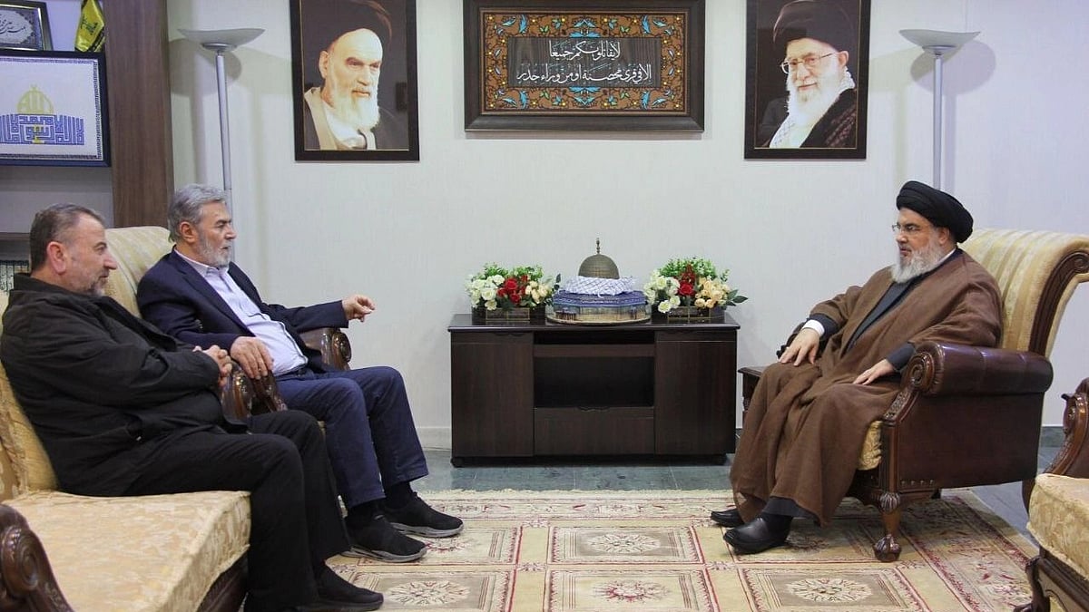 Hezbollah leader Hassan Nasrallah (R) meets with Secretary General of PIJ, Ziyad al-Nakhalah (2nd L) & Deputy Head of the Hamas, Saleh al-Arouri (L) in Beirut (Photo: Hezbollah Press Office / Handout/Anadolu via Getty Images)