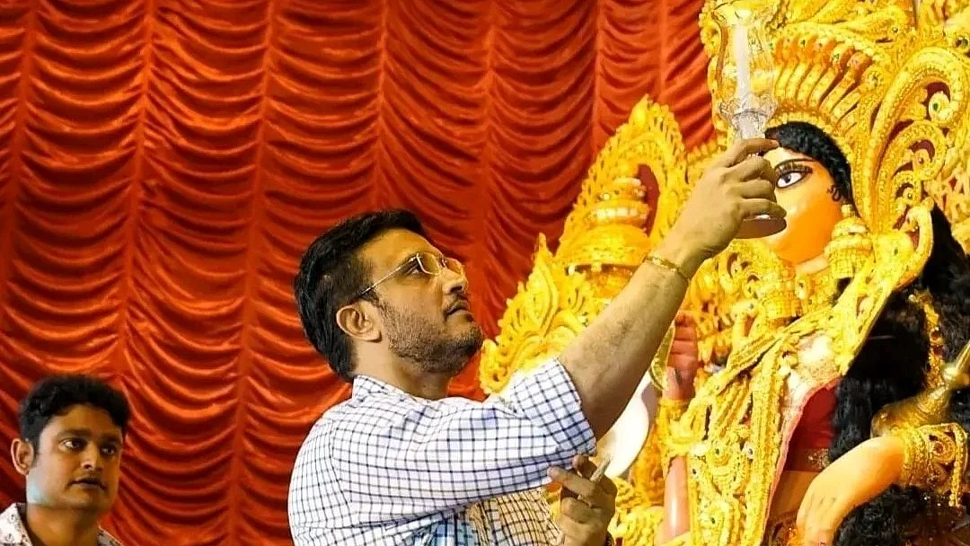 Sourav Ganguly stops to embrace the festive season in Kolkata at leisure, even as the cricket World Cup approaches its Eden Gardens pitstop in the city (photo: @souravganguly/Instagram)
