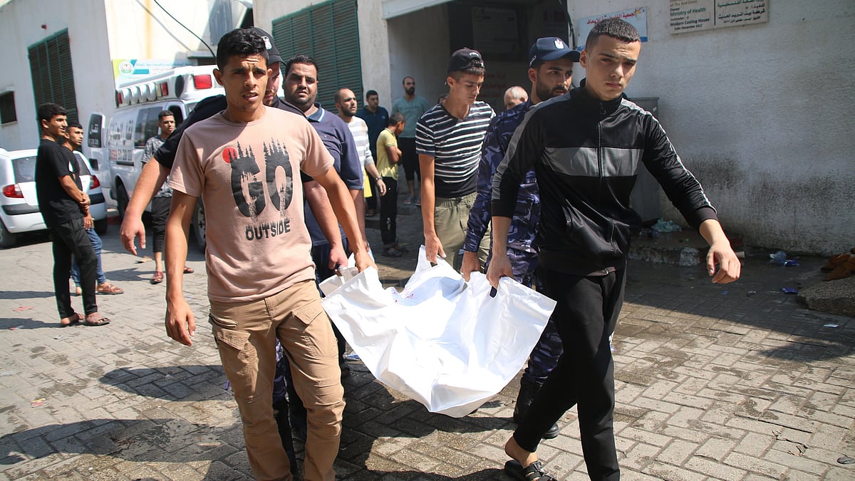 Representative image of the body of a Palestinian citizen being carried by youths into a morgue at Al-Shifa Hospital in Gaza, following Israeli airstrikes and bombing raids (photo: Getty Images)