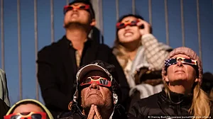 People watch the "ring of fire" annular eclipse in Albuquerque (Photo: DW)