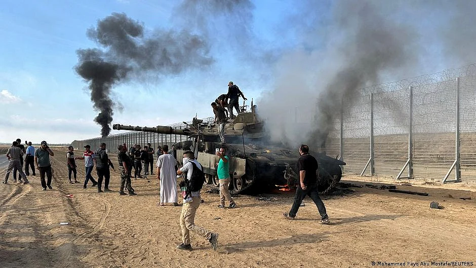 Hamas fighters reportedly seized and set on fire an Israeli tank (photo: DW)
