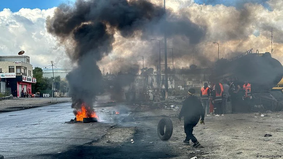 After a demonstration in Ramallah, youths set tires on fire and threw stones at the Israeli military (photo: DW)