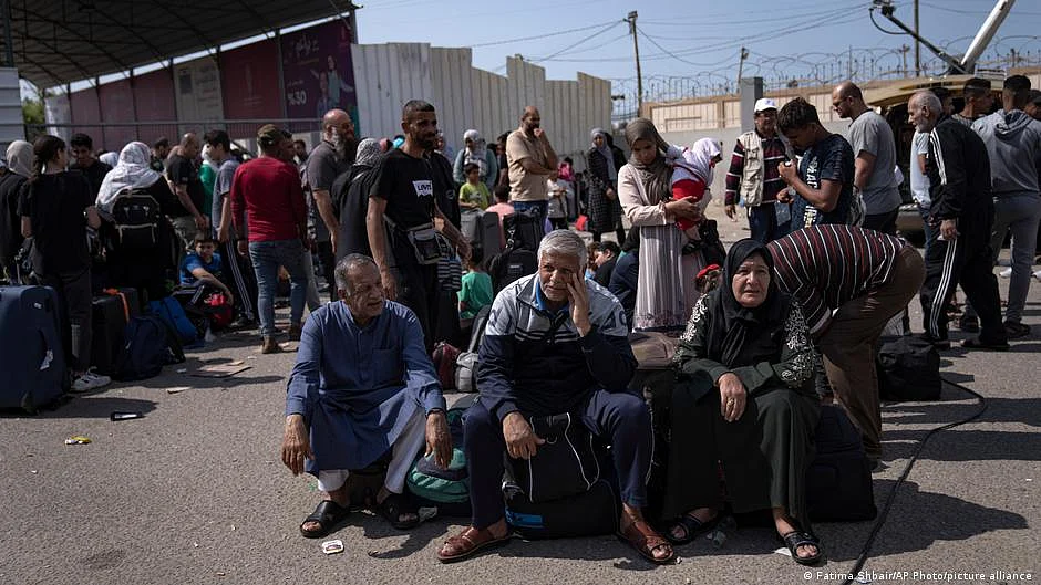 Palestinians have been waiting to cross the border into Egypt, the only way out of Gaza (photo: DW)