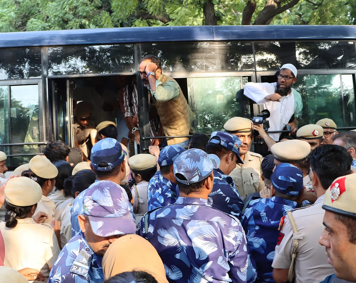 "This protest is just about showing solidarity with Palestinians," a protester shouted from a police van as they were being detained.
(photo: Vipin/National Herald)