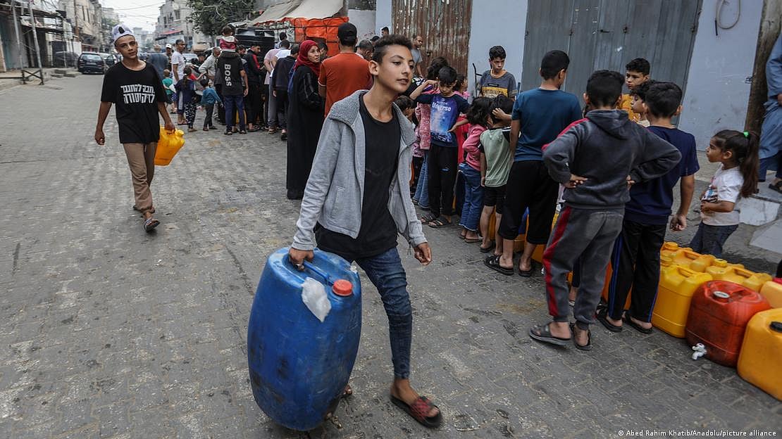 Palestinian children in Rafah, southern Gaza, have been forced to wait in long lines for clean water from mobile tanks as Israeli airstrikes continue (Photo: DW)