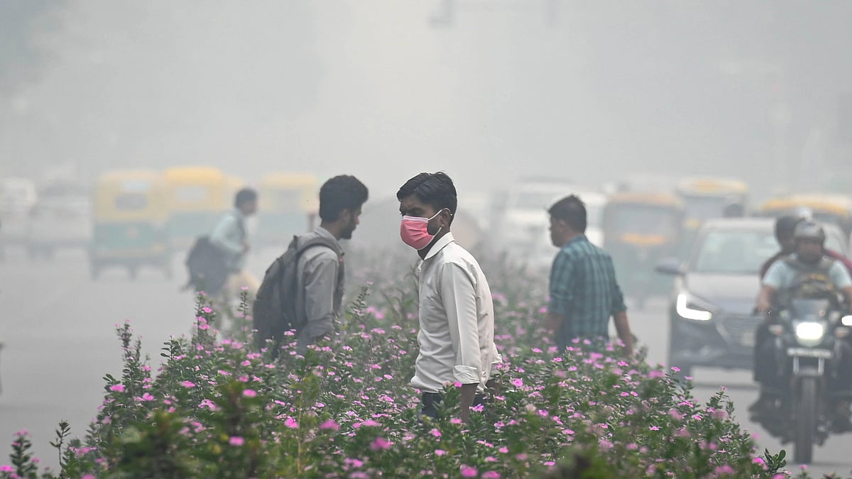 Representative image of heavy smog seen engulfed amid rise in pollution levels at Barakhamba in New Delhi (Photo by Sanchit Khanna/Hindustan Times via Getty Images)