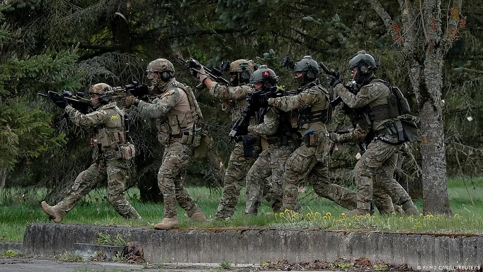 Representative image of soldiers in a training exercise on a rainy day (photo: DW)