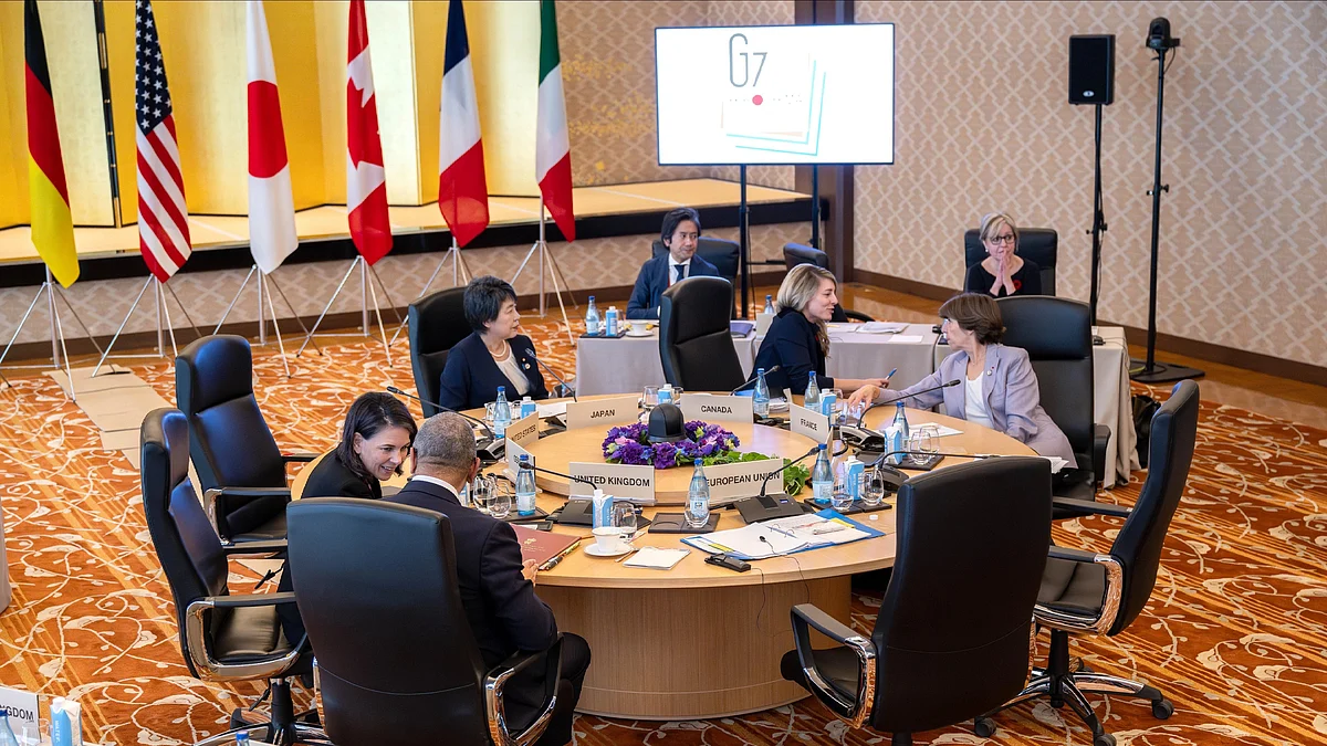 G7 foreign ministers in conversation before the start of a working session on the situation in Ukraine, on 8 November 2023, in Japan, Tokyo (photo: Sina Schuldt/dpa via Getty Images)